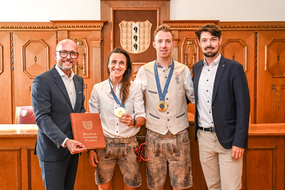 Das Bild zeigt Bürgermeister Michael Ritsch und Stadtrat Michael Felder mit Lara Vadlau und Lukas Mähr. © Udo Mittelberger