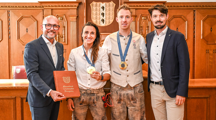 Das Bild zeigt Bürgermeister Michael Ritsch und Stadtrat Michael Felder mit Lara Vadlau und Lukas Mähr. © Udo Mittelberger