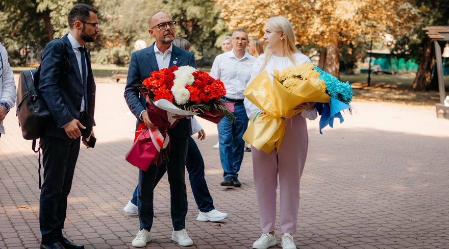 Das Bild zeigt eine Blumenniederlegung am Gefallenendenkmal mit der Gouverneurin des Oblasts Iwano-Frankiwsk Svitlana Onyshchuk und Bürgermeister Michael Ruitsch. © Oblastverwaltung Iwano-Frankiwsk