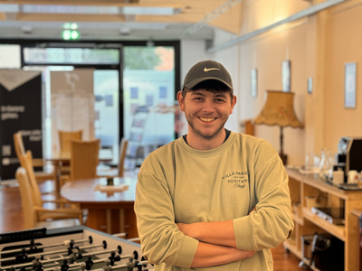 Auf dem Foto ist der Praktikant Fabian im Männer*café zu sehen.