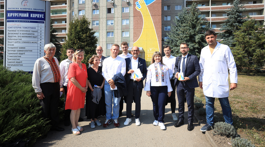 Das Bild zeigt die Bregenzer Delegation beim Besuch des Bezirkskrankenhauses mit Rehaklinik für kriegsversehrte Soldaten in Iwano-Frankiwsk.