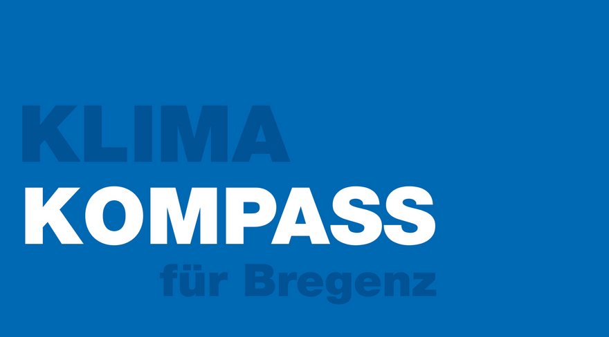 Das Bild zeigt das Sujet des monatlich erscheinenden Klimakompass: Ein blauer Hintergrund, auf dem in Dunkelblau "Klimakompass" und in der nächsten Zeile in Weiß "für Bregenz" steht.