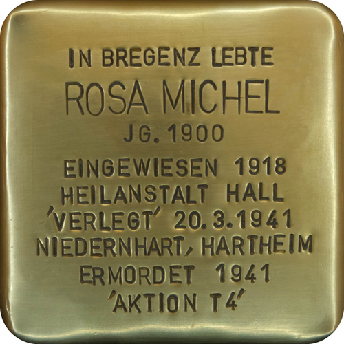 Das Bild zeigt einen sogenannten "Stolperstein". Die Steine tragen auf der Oberseite kleine Messingplatten mit dem Namen von Opfern der NS-Diktatur und werden vor deren einstigen Wohnungen im Straßen- oder Gehwegpflaster verlegt.