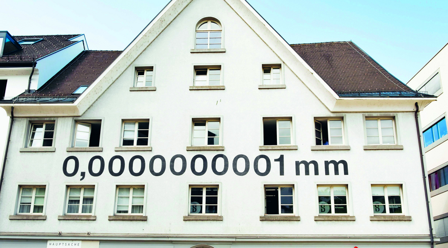 Diese Abbildung zeigt ein Haus in der Rathausstraße, welches folgendes auf der Fassade stehen hat: 0,0000000001mm.