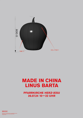 Man sieht ein Plakat mit einem Apfel und der Aufschrift „MADE IN CHINA“ und Linus Barta.