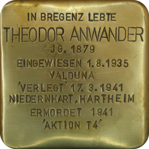 Das Bild zeigt einen sogenannten "Stolperstein". Die Steine tragen auf der Oberseite kleine Messingplatten mit dem Namen von Opfern der NS-Diktatur und werden vor deren einstigen Wohnungen im Straßen- oder Gehwegpflaster verlegt.