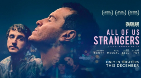 Das Bild zeigt das Filmplakat von "All of Us Strangers". Darauf sind zwei Männer abgebildet. Im Vordergrund einer mit geschlossenen Augen von der Seite fotografiert. Und im Hintergrund ein Mann mit Schnurrbart, der jenen im Vordergrund ansieht. Rechts im Bild sind der Filmtitel und die Filmdetails zu lesen.