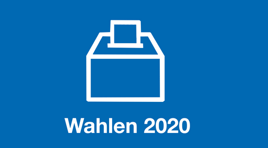 Diese Abbildung hat einen blauen Hintergrund und zeigt ein Symbol einer Box, in welche eine Wahlkarte geworfen wird. Darunter steht: "Wahlen 2020"