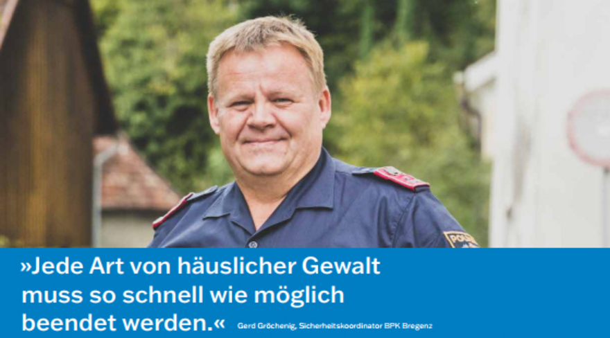 Das Bild zeigt ein Plakat des Projektes "StoP - Stadtteile ohne Partnergewalt". Zu sehen ist ein Polizist und zu Lesen ist das Zitat "Jede Art von häuslicher Gewalt muss so schnell wie möglich beendet werden."