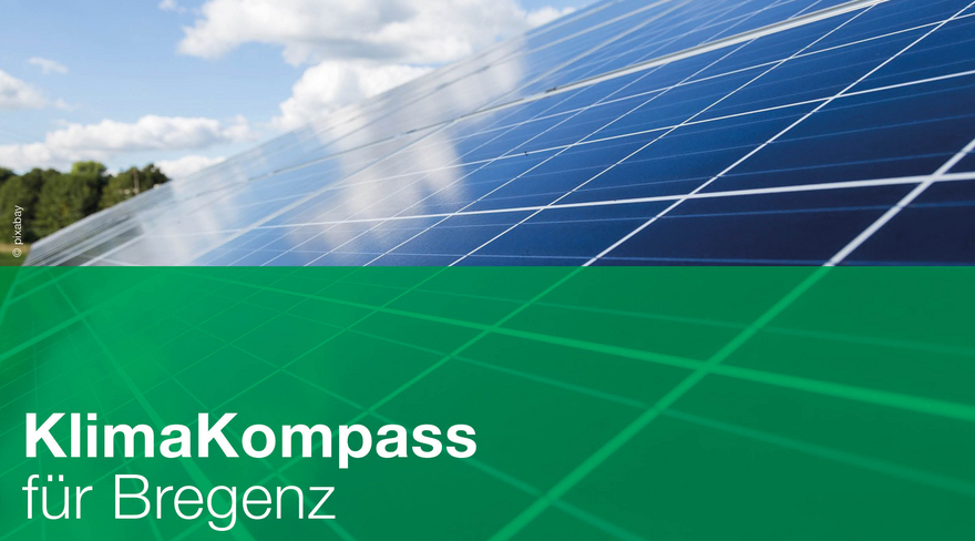 Das Bild zeigt das Sujet des monatlich erscheinenden Klimakompass: Eine PV-Anlage vor einem blauen Himmel mit weißen Wolken, auf dem darunter vor einem grünen Hintergrund "KlimaKompass für Bregenz" steht.