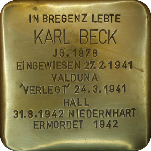 Das Bild zeigt einen sogenannten "Stolperstein". Die Steine tragen auf der Oberseite kleine Messingplatten mit dem Namen von Opfern der NS-Diktatur und werden vor deren einstigen Wohnungen im Straßen- oder Gehwegpflaster verlegt.