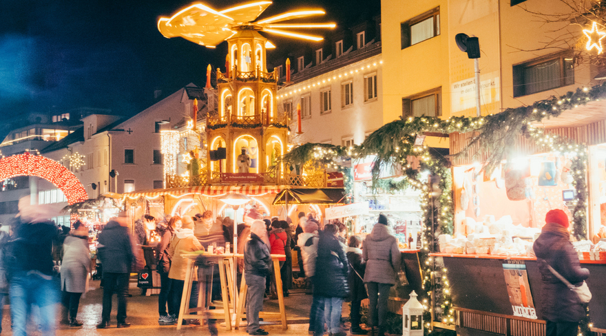 Diese Abbildung zeigt den Bregenzer Weihnachtsmarkt am Kornmarktplatz bei Nacht.