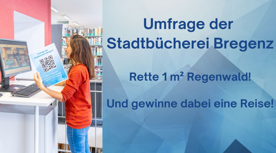 Das Bild zeigt links eine Mitarbeiterin der Stadtbücherei Bregenz an einem Monitor stehend und ein Schild in der Hand haltend, auf dem ein QR-Code zu sehen ist. Rechts im Bild ist "Umfrage der Stadtbücherei Bregenz. Rette 1 Quadratmeter Regenwald und gewinne dabei eine Reise" zu lesen.