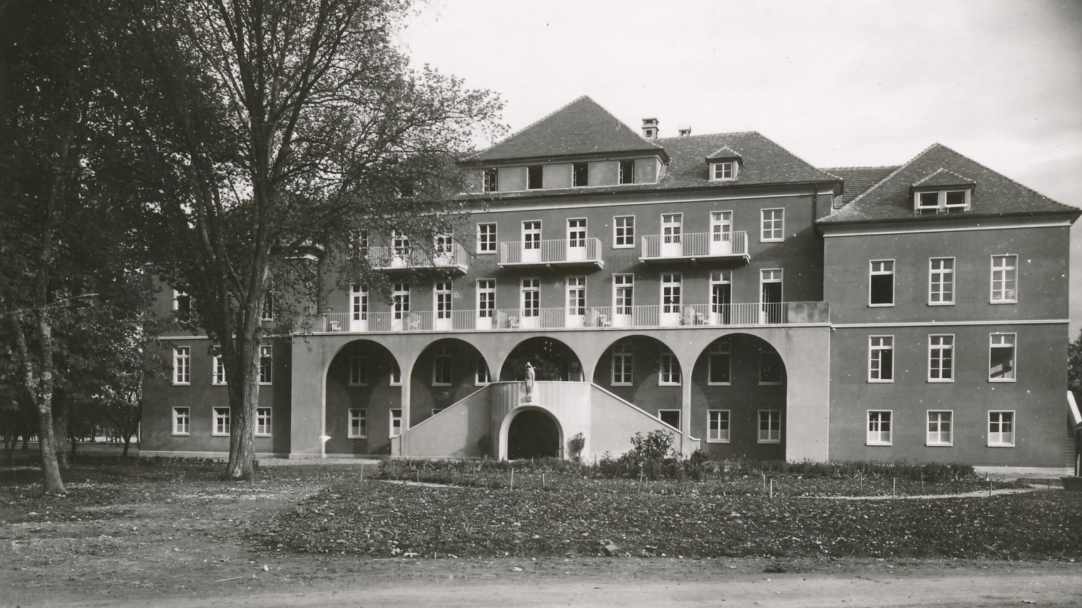 Auf dem Bild ist das Sanatorium Mehrerau 1940 zu sehen.