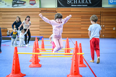 Das Bild zeigt die Veranstaltung "#beactive", bei der man in der Sporthalle Rieden verschiedene Sportarten ausprobieren konnte.