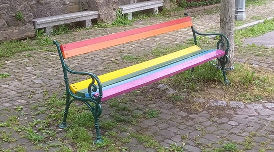 Im Bild ist die Regenbogen-Sitzbank am Ehreguta-Platz in der Bregenzer Oberstadt zu sehen.