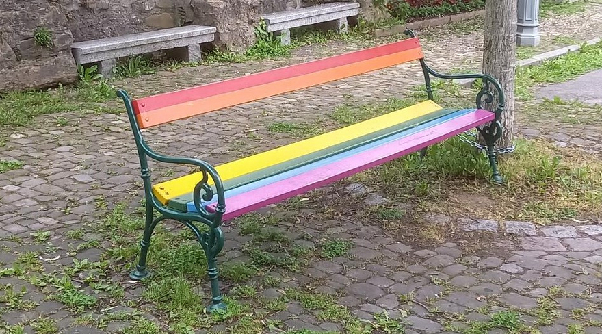 Im Bild ist die Regenbogen-Sitzbank am Ehreguta-Platz in der Bregenzer Oberstadt zu sehen.