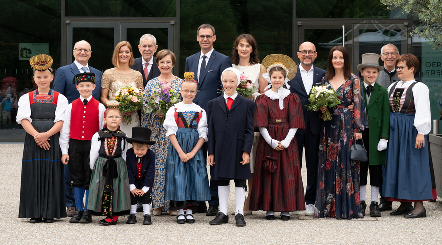 Das Bild zeigt die Prominenz aus Bregenz und ganz Österreich bei der Eröffnung der 78. Bregenzer Festspiele am Festspielareal.