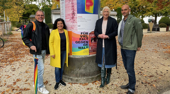 Das Bild zeigt Georgine Kellermann, Sandra Schoch und Stefan Becker vor dem Plakat "Für Vielfalt gegen Gewalt".