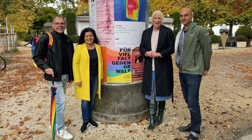 Das Bild zeigt Georgine Kellermann, Sandra Schoch und Stefan Becker vor dem Plakat "Für Vielfalt gegen Gewalt".