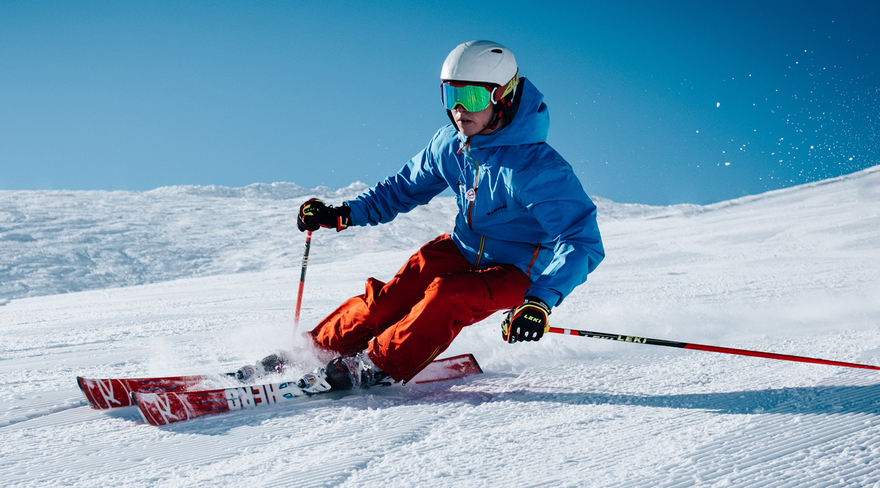 Diese Abbildung zeigt einen Ski-Fahrer auf der Piste.