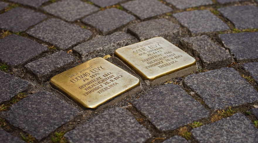 Auf diesem Foto sind goldene "stumbling blocks" zu sehen. 