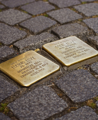 Auf diesem Foto sind goldene "stumbling blocks" zu sehen.