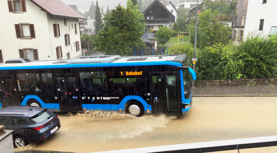 Teilweise sind Straßen überflutet, was auch beim Stadtbus zu Verzögerungen führen kann. © Stadt Bregenz