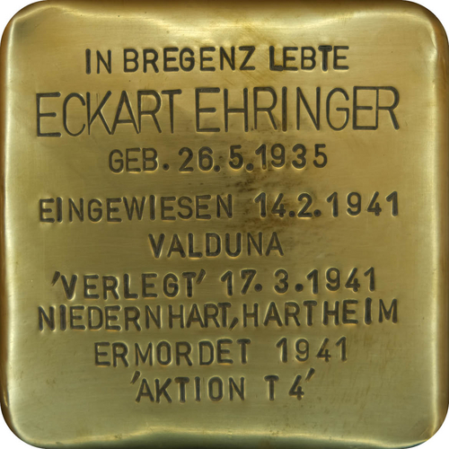 Das Bild zeigt einen sogenannten "Stolperstein". Die Steine tragen auf der Oberseite kleine Messingplatten mit dem Namen von Opfern der NS-Diktatur und werden vor deren einstigen Wohnungen im Straßen- oder Gehwegpflaster verlegt.