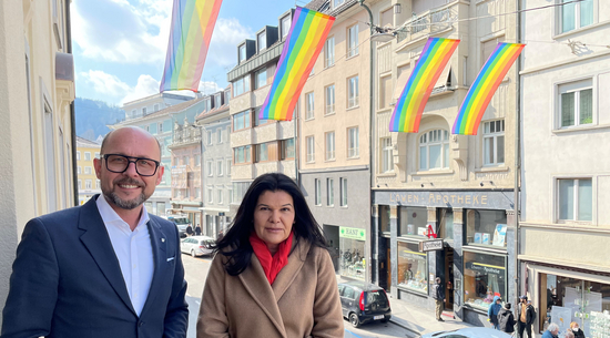 Diese Abbildung zeigt Bürgermeister Michael Ritsch und Vizebürgermeisterin Sandra Schoch vor der Regenbogenfahne. © Stadt Bregenz