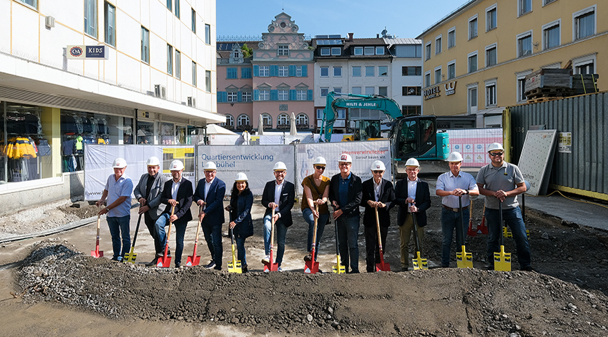 Diese Abbildung zeigt Bürgermeister Michael Ritsch mit anderen Personen vor einer Baustelle.