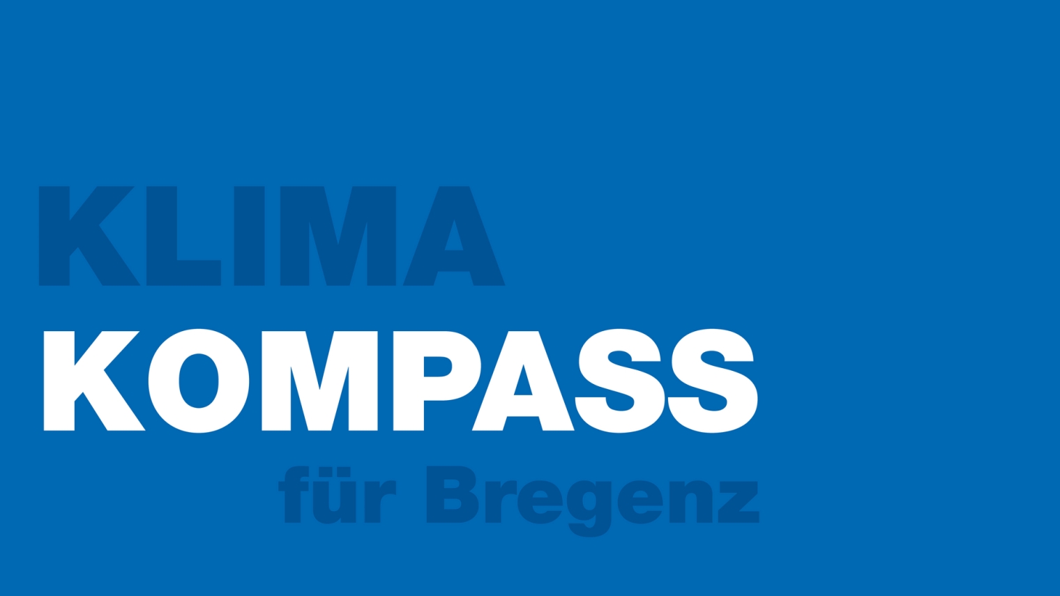 Das Bild zeigt das Sujet des monatlich erscheinenden Klimakompass: Ein blauer Hintergrund, auf dem in Dunkelblau "Klimakompass" und in der nächsten Zeile in Weiß "für Bregenz" steht.