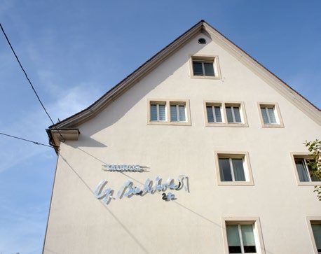 Diese Abbildung zeigt das Kunstwerk "Taurus-Signatur" von Gottfried Bechthold am Sparkassenplatz in Bregenz.