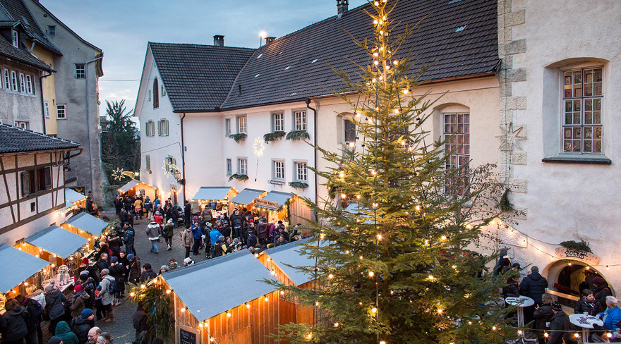 Diese Abbildung zeigt den Weihnachtsmarkt in der Bregenzer Oberstadt.