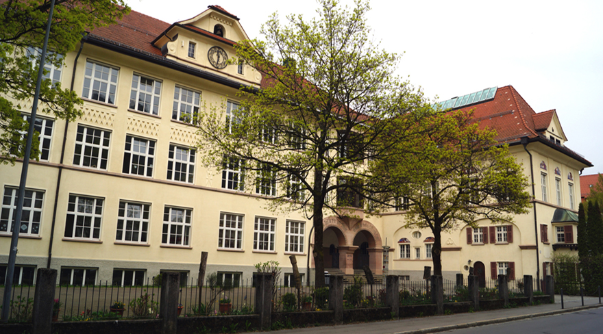 Diese Abbildung zeigt die Mittelschule Stadt in Bregenz von außen.