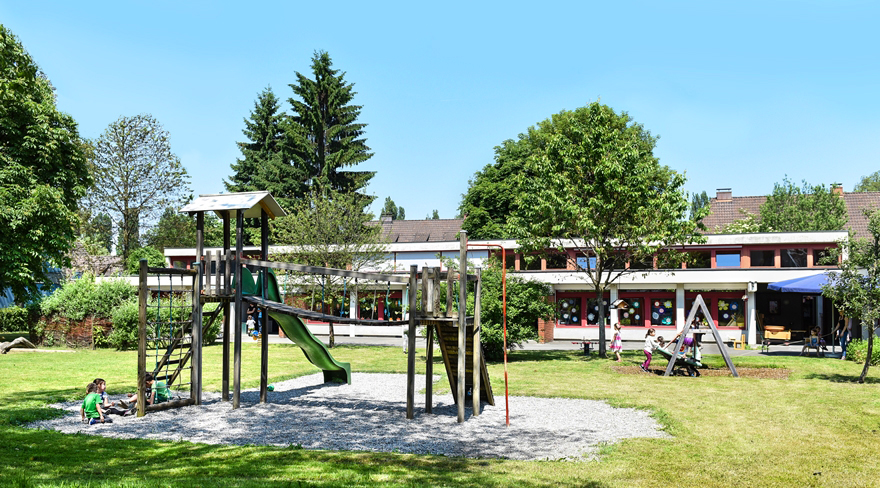 Diese Abbildung zeigt den Außenbereich des Kindergartens St. Gebhard.