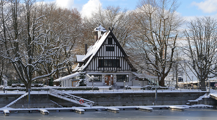 Hier wurde das mit Schnee bedeckte Wirtshaus am See im Winter fotografiert.