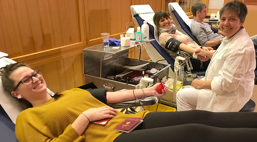 Diese Abbildung zeigt Bürger:innen bei einer Blutspendeaktion.