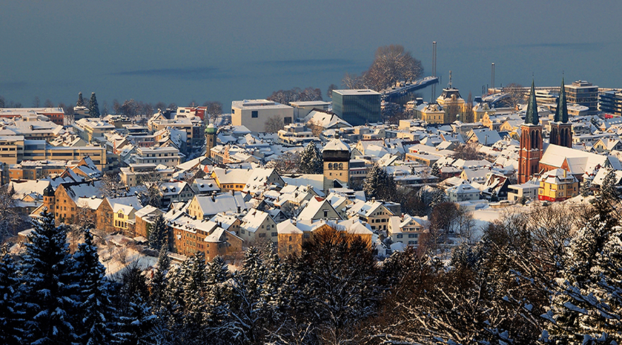 Diese Abbildung zeigt die Bregenzer Innenstadt mit Schnee bedeckt im Winter.