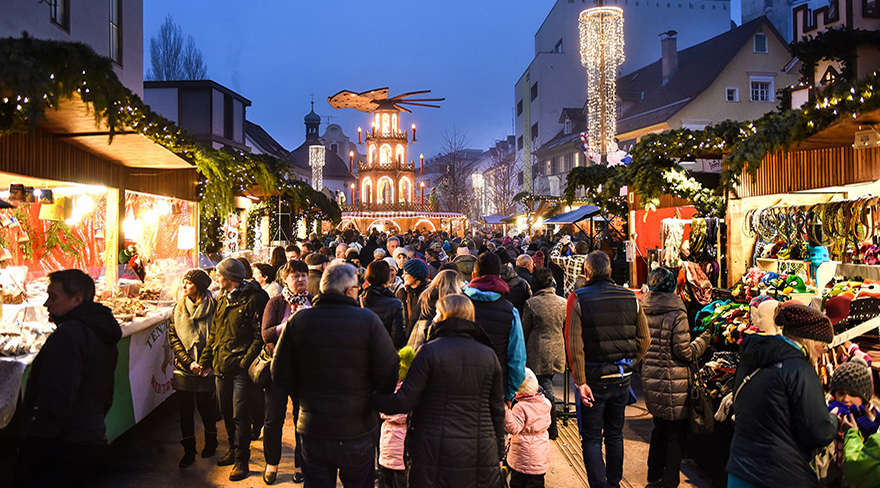 Auf dieser Abbildung sind Bürger:innen am Bregenzer Weihnachtsmarkt zu sehen.