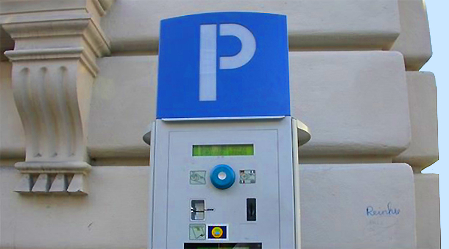 Diese Abbildung zeigt einen Parkscheinautomat mit Hinweisschild.