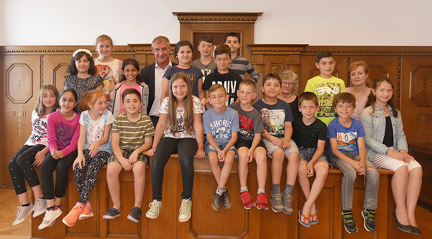 Hier wurde Markus Linhart mit Volksschuldkindern im Rathaus fotografiert.