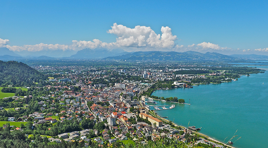 In dieser Abbildung wurde die Stadt Bregenz von oben fotografiert.