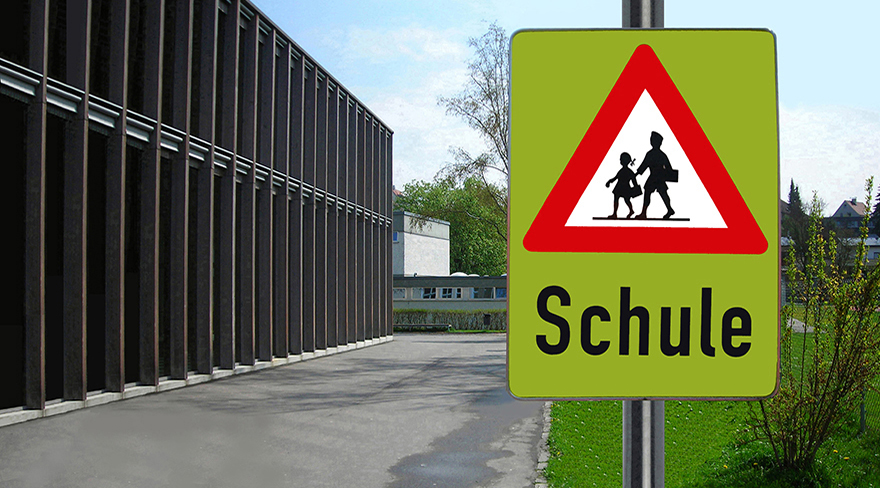 Diese Abbildung zeigt ein Straßenschild, welches auf eine Schule aufmerksam macht.