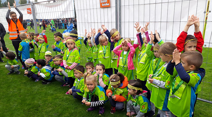 Hier wurden viele Kinder, welche am Fröschle-Marathon teilnehmen und alle die gleichen, grünen T-Shirts tragen, fotografiert.