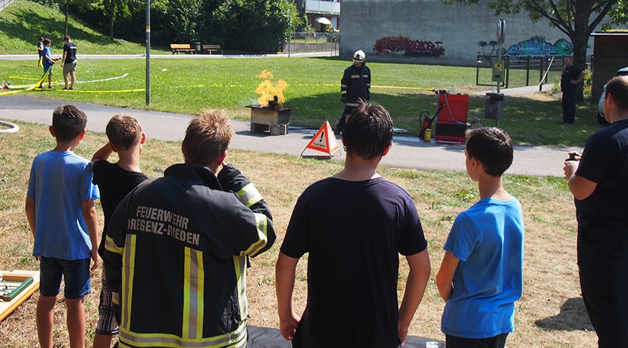 Hier wurden Kinder fotografiert, welche einer Übung der Bregenzer Feuerwehr zusehen.